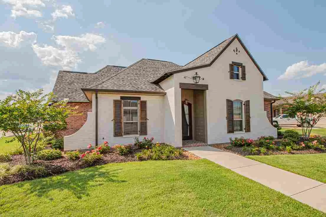 Picture of a home with manicured lawn